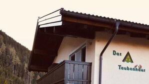 Un bâtiment doté d’un balcon et d’une enseigne sur laquelle on peut lire : « Das Taubenhaus ».