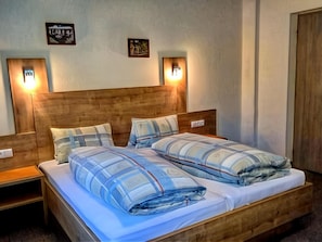 House | 3 bedrooms, bed sheets - Pleasant Holiday Home in Langenfeld With Balcony (Laengenfeld)