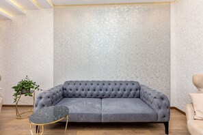 Flat-screen TV - Penthouse Apartment in Vake (T'bilisi)