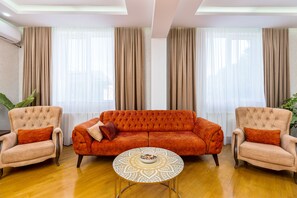 Una televisión de pantalla plana