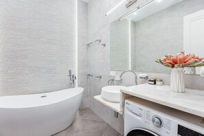 Ducha, secador de pelo, albornoces y toallas