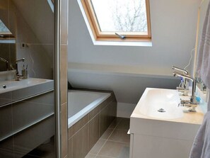 Apartment | Bathroom | Towels - Coastal Apartment Near Dunes (The Hague)