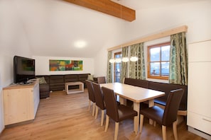 Apartment | Dining - Apartment in Wald Near Ski Slopes (Wald im Pinzgau)