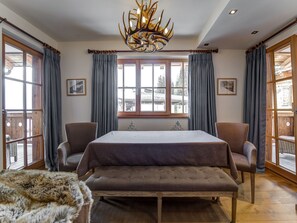 3 habitaciones, muebles diferentes y ropa de cama