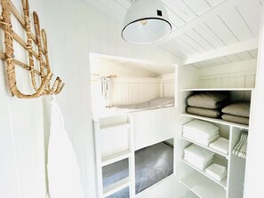 Casa | 2 dormitorios, mobiliario individual, ropa de cama