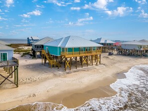 On the beach - Sandy Seaclusion | Beachfront Getaway (Dauphin Island)