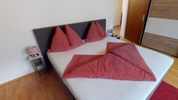 Apartment | 3 bedrooms, bed sheets