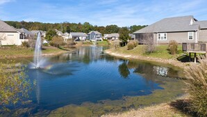 A residential area with houses, a pond, and a fountain. - Lakes at Standifer Gap - Small subdivision close to Hamilton area, best shopping (Chattanooga)