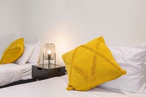 2 chambres, fer et planche à repasser, lit de bébé portatif