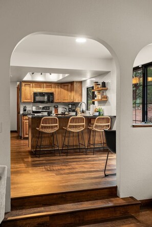 ثلاجة، ميكروويف، فرن، موقد طهي مسطح