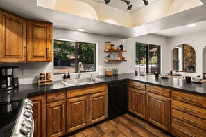 Fridge, microwave, oven, stovetop - Thunder Mountain Chateau: BIG VIEWS, Hiking Access (Sedona)