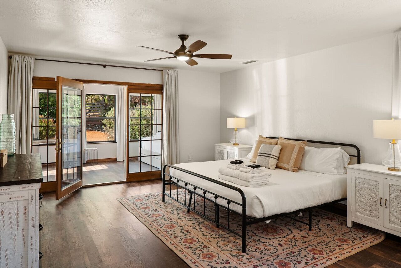 4 habitaciones, escritorio, tabla de planchar con plancha y wifi 