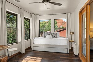 4 bedrooms, desk, iron/ironing board, WiFi - Thunder Mountain Chateau: BIG VIEWS, Hiking Access (Sedona)