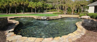 Beautiful condo with pool. 5 minute drive to beach. Sleeps 8. Pet friendly