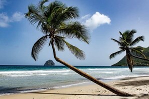 Am Strand, Liegestühle, Strandtücher