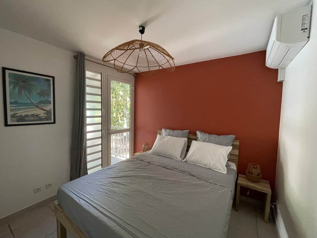 2 habitaciones, tabla de planchar con plancha y cuna de viaje 