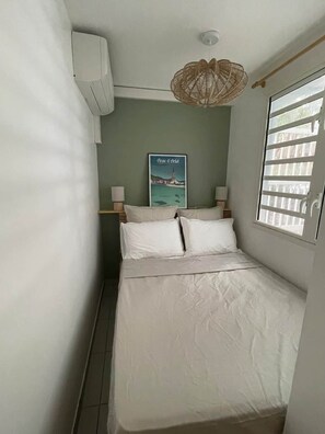 2 bedrooms, iron/ironing board, travel cot, free WiFi - Kay Agapi - on the beach - Diamant (Le Diamant)