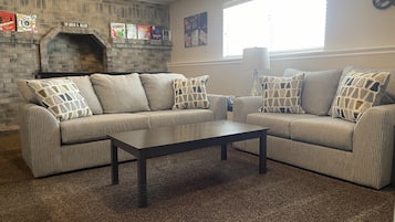 智能電視、足球機、書籍