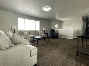 智能电视、桌上足球、书