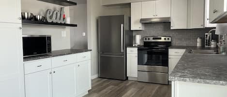 Private kitchen | Fridge, microwave, oven, stovetop