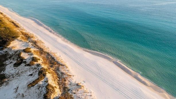 A beach with clear turquoise water and a sandy shoreline. - Luxury Townhouse in Santa Rosa Beach - The Zen Pad (Santa Rosa Beach)