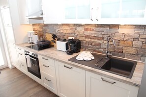 Réfrigérateur, micro-ondes, four, plaque de cuisson