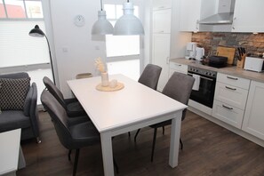 Dining - Lieblingsort - Neubauwohnung mit Hund für bis zu 4 Personen im Greetsieler Grachtenpark (Krummhörn)