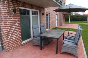 Outdoor dining - Lieblingsort - Neubauwohnung mit Hund für bis zu 4 Personen im Greetsieler Grachtenpark (Krummhörn)
