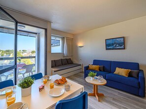 TV - Beautiful apartment for 4 guests with WIFI, pool, TV and balcony (Saint-colomban)