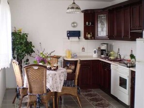 Casa | Cocina privada | Parrilla de estufa, cafetera y tetera y periquera 
