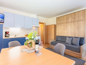 Apartment | Dining - Elegant Apartment Near the ski bus (Saalbach-Hinterglemm)