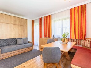 Apartment | Living area - Elegant Apartment Near the ski bus (Saalbach-Hinterglemm)