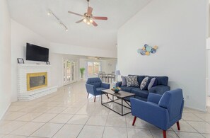 Smart TV, fireplace, books - The comfortable 3BR home is furnished with outdoor pool minutes away golf course (Gilbert)