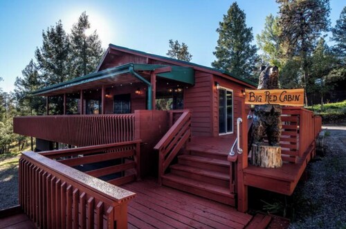 The Big Red Cabin - Semi Secluded, Private Hot Tub, Fireplace