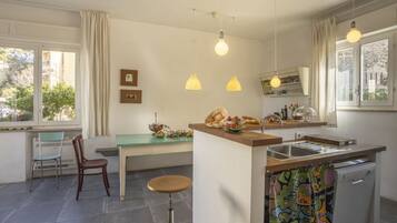 KĂŒhlschrank, Mikrowelle, Ofen, Herdplatte