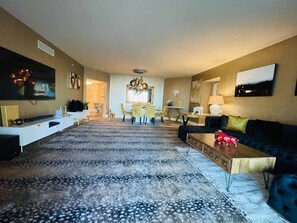Living area - Beautiful & Upscale Condo ! 2 min from the strip (Las Vegas)