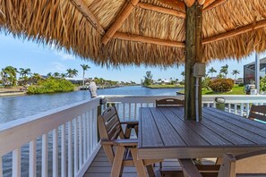 Outdoor dining - This Villa has it all! Waterfront - boat dock, tiki hut, hot tub, sauna & pool! (Cape Coral)