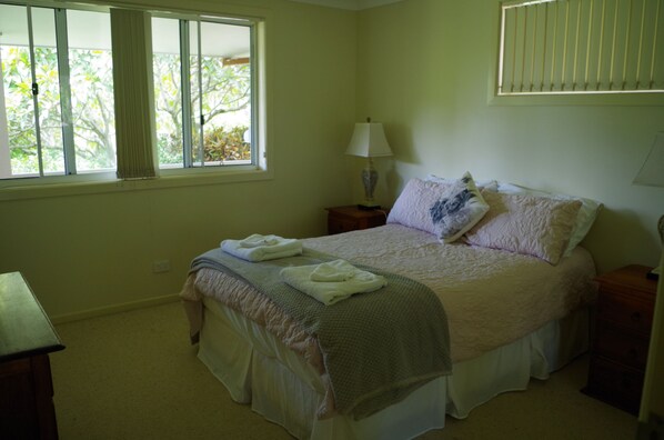 3 bedrooms, internet, bed sheets