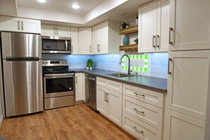 Køleskab, mikrobølgeovn, ovn, kogeplade