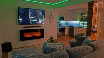 Smart-tv, dvd-spelare och en stereo