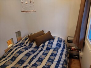 Chalet | 1 bedroom, individually furnished, bed sheets - Tranquil Chalet in Geel With Garden (Geel)