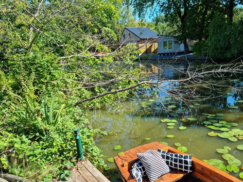 Tranquil Chalet in Geel With Garden
