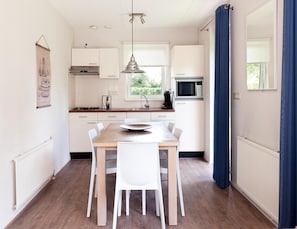 House | Dining - Bungalow Near Alde Feanen Site (Earnewald)
