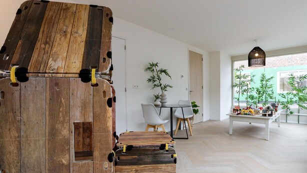 Un interno moderno con una panca in legno, un tavolo da pranzo e sedie.