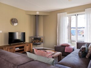 House | Living room - Holiday Home With Sauna, Outdoor spa (Earnewald)