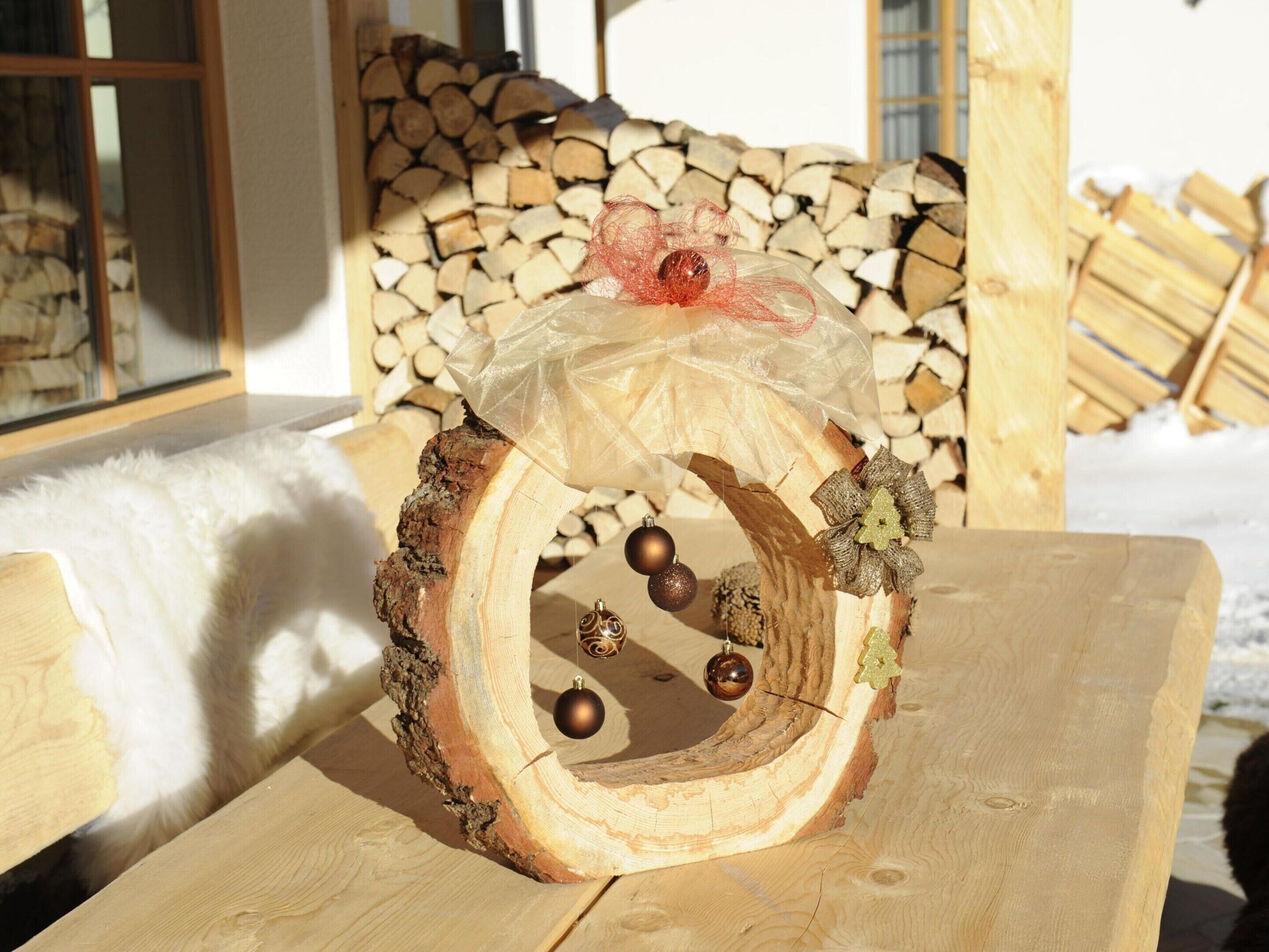 Ein Holzbalken als Tischdekoration mit verzierten Elementen.