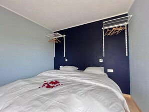3 bedrooms, individually furnished, bed sheets - Chalet in Rochefort With Garden BBQ (Rochefort)