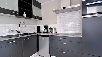 Chalet | Privékeuken | Een microgolfoven, een vaatwasser