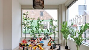 A play area with a train set and potted plants. - Shared Garden Apartment Retreat (Vrouwenpolder)