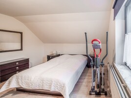 3 habitaciones, tabla de planchar con plancha y ropa de cama 